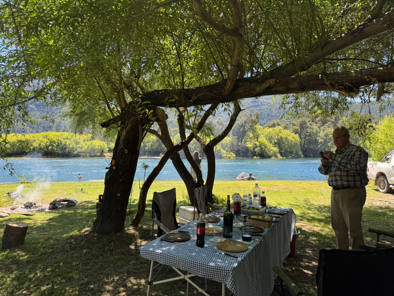 Almuerzo a orillas del río